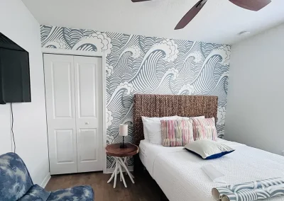 room with wave pattern walpapper